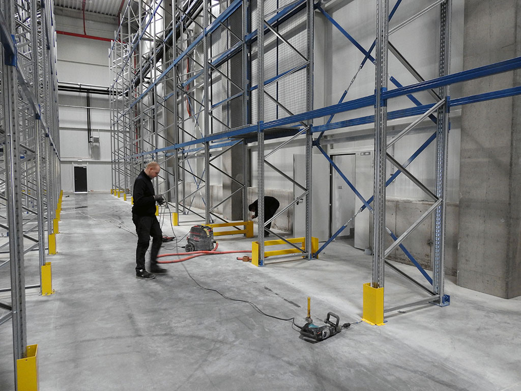 Paletni regali - referenca Fibis - Primat Logistika - 9 Montaža paletnih regala