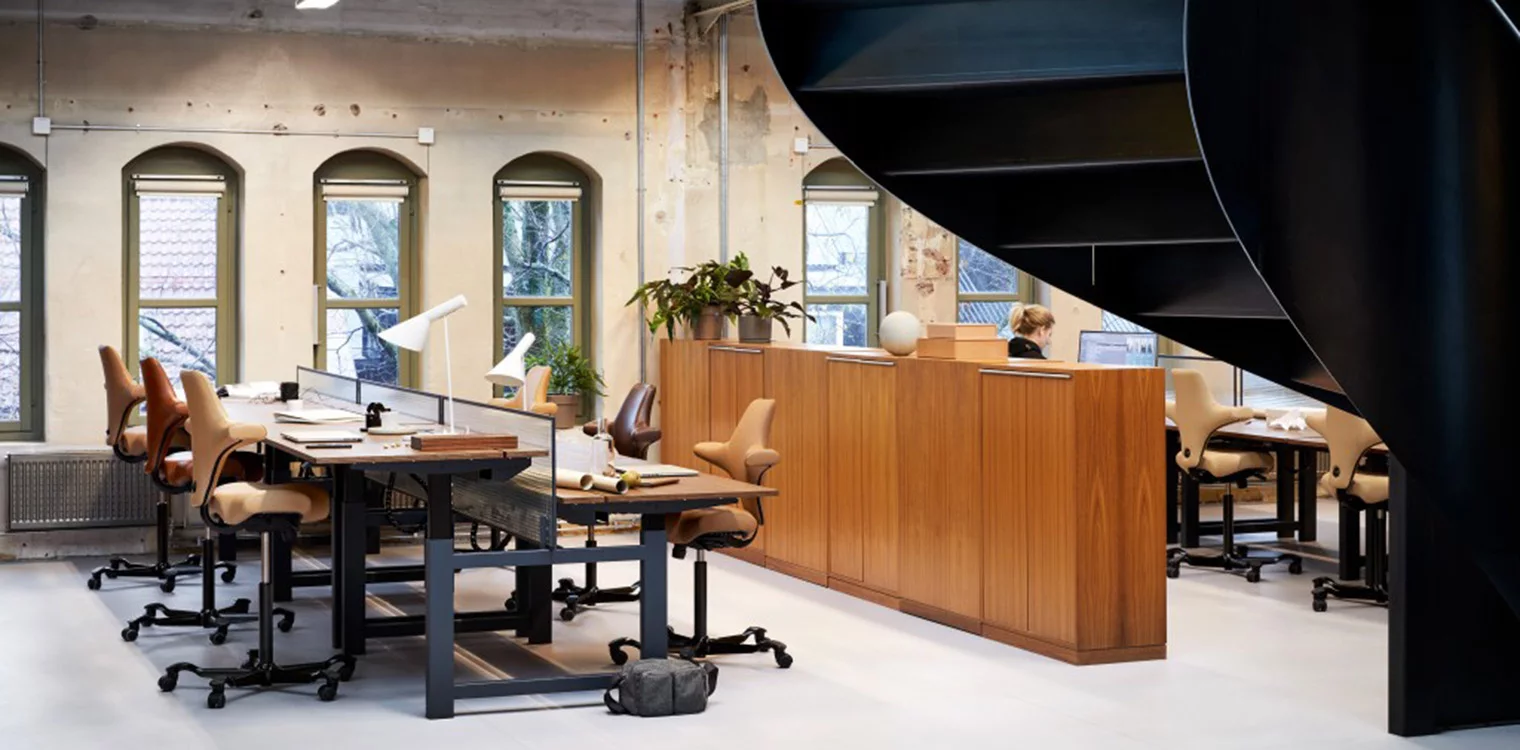 Ergonomija na radnom mjestu: Kako odabrati idealan radni stol i radnu stolicu?